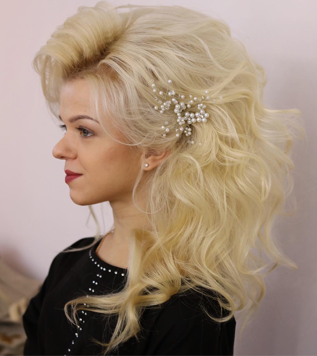 #voluminoushairstyle - @vika_komarik decoration - @m_eysmont model - @alinaostapovitch ? #hair #bighair #hairstyle #muah #stylistsinKyiv #hairstylist #hairstylistsKyiv #hairstyle #weddinghairstyle #training #hairdressertraining #curls #hairstylistmasterKyiv @hair.video @hair_tour @hair_journal @art4studio in Sand Diego, CA