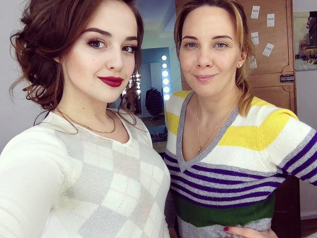 I and the #wildempress @dari_donut created some beauty at @boom_showroom ?❤️? #makeup and #hairstyle @vika_komarik #beautymaker #makeupartist #makeupartistkyiv #makeupartistukraine #weddingstylistkyiv #curls #hairstyle #wedding2017 #hairstylist #makeuphairstyle #boomshowroom #browartistkyiv in Sand Diego, CA