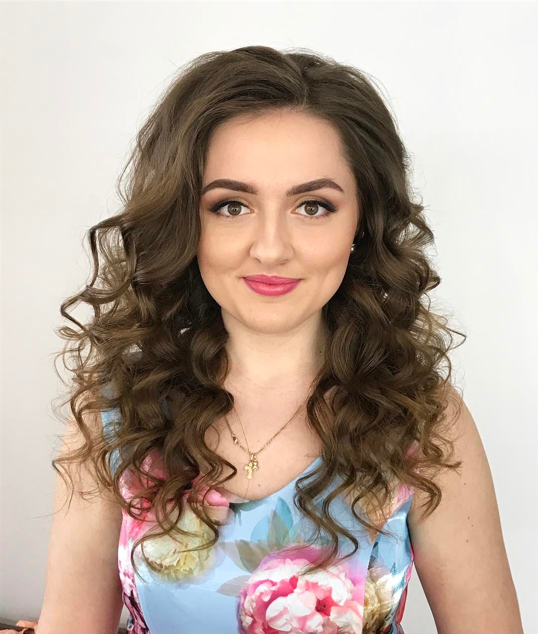 Spring inspires ? Makeup and hairstyle by @vika_komarik #makeup #curls #hairstyle #makeupartistkyiv #makeupkyiv #boomshowroom #stylistkyiv #inglot #mac #schwarzkopf #silhouette in Sand Diego, CA