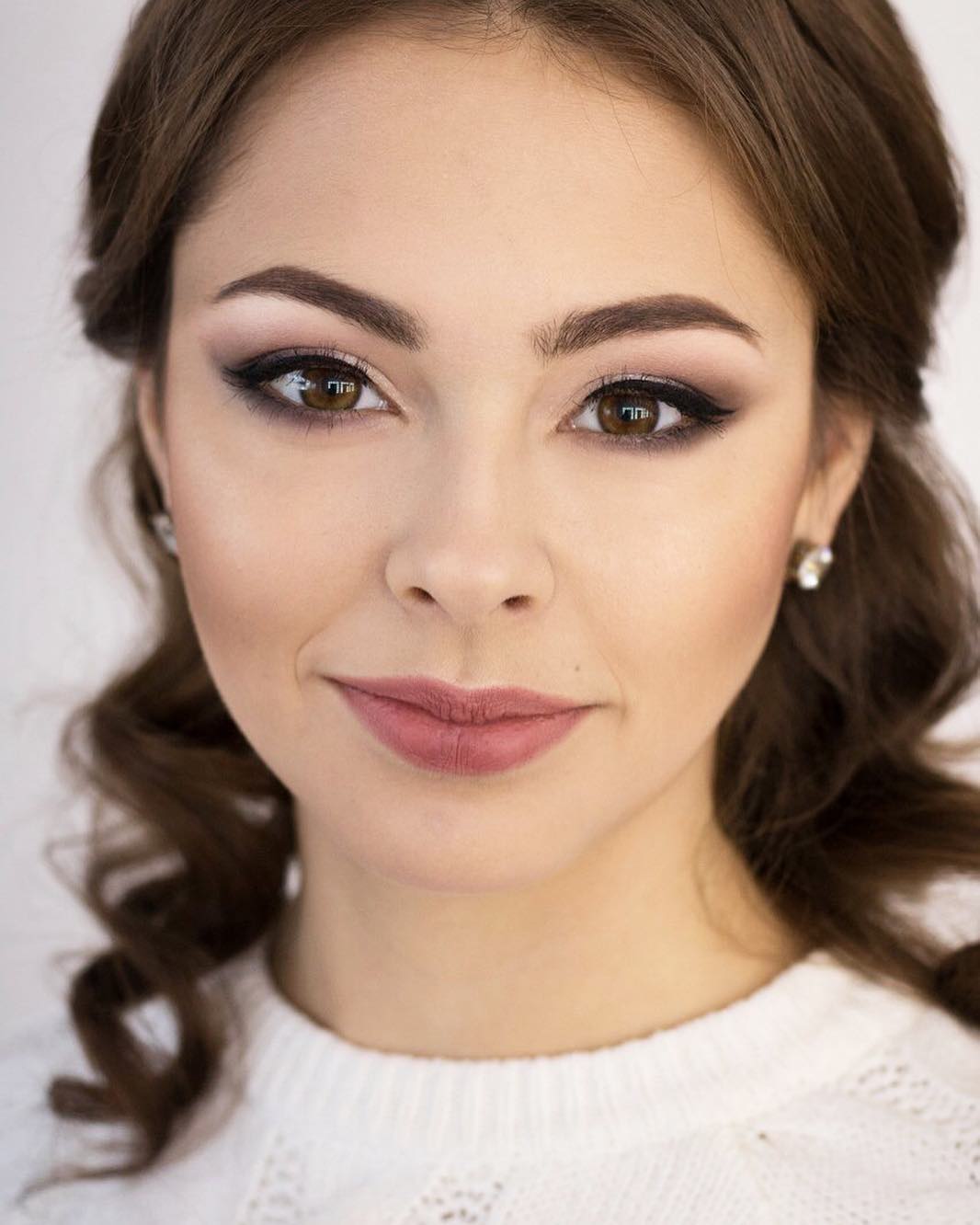 Makeup and hairstyle by: @vika_komarik viktoriamakeup.com Model: @olyashok2308 ???⭐️ #makeup #makeupartist #weddingmakeup #makeupartistkyiv #comforttown #boomshowroom #hairstyle #curls #stylist #stylistkyiv #makeup #mua #muah #hair #hairstyle #anastasiabeverlyhills #inglot #mufe #mufehd @anastasiabeverlyhills @inglot_cosmetics in Sand Diego, CA