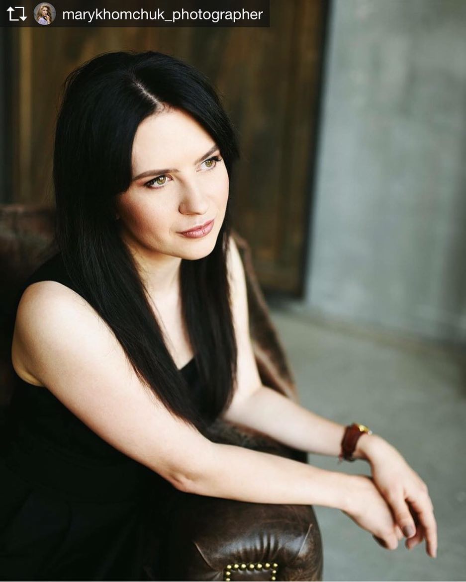 Repost from @marykhomchuk_photographer @TopRankRepost #TopRankRepost I'm feeling that special vibe when new people at your favorite location bring even more beloved photos into your life... 
In the photo, the lovely Lena... @barabashhka with hair and makeup by @vika_komarik 
#marykhomchuk_photo #photo #photographer #fashion #portrait #businessportfolio #imagephotography #businesslook #businessphotography #businessportrait #womensportrait #makeup #makeupkyiv #makeupartistkyiv #stylistkyiv in Sand Diego, CA