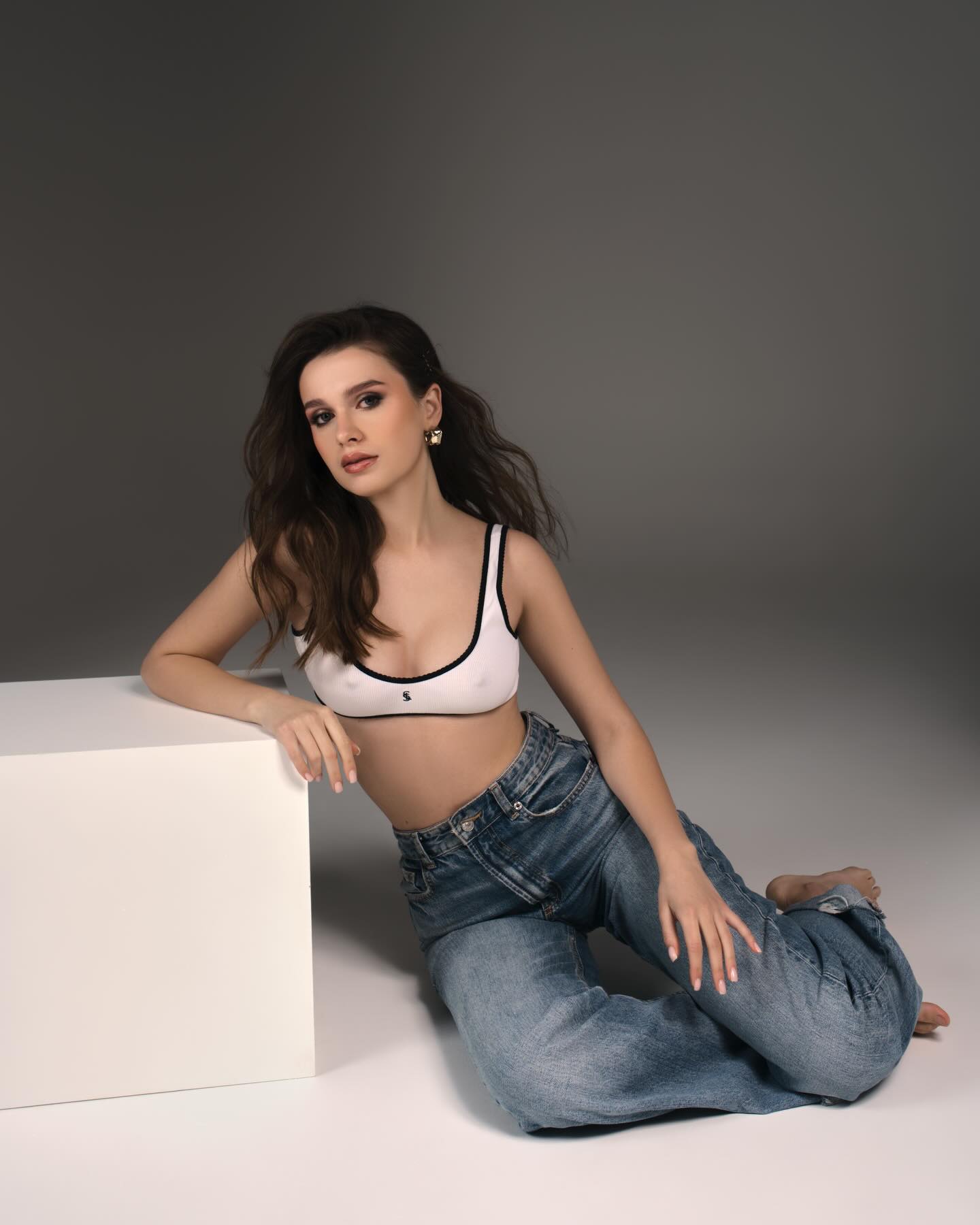 Valentine’s Day is almost here 💘 Whether you’re planning a romantic dinner, a date night, or a special celebration, your look should make you feel confident and radiant.
Professional makeup and hair isn’t just about looking good — it’s about: ✨ flawless, long-lasting results ✨ a look tailored to you and your outfit ✨ makeup that photographs beautifully ✨ zero stress while getting ready
Let me take care of your makeup and hairstyle, so you can simply enjoy the moment and feel your absolute best this Valentine’s Day 🤍
Appointments are limited — book in advance, link in bio!
Model: @browsscreator.mary 
Photographer: @elenagretchman 
Makeup and hair: @vika_komarik 
#makeupsandiego #sandiegomakeupartist #sdmakeup #valentinesday2026 #sandiegomua in Sand Diego, CA