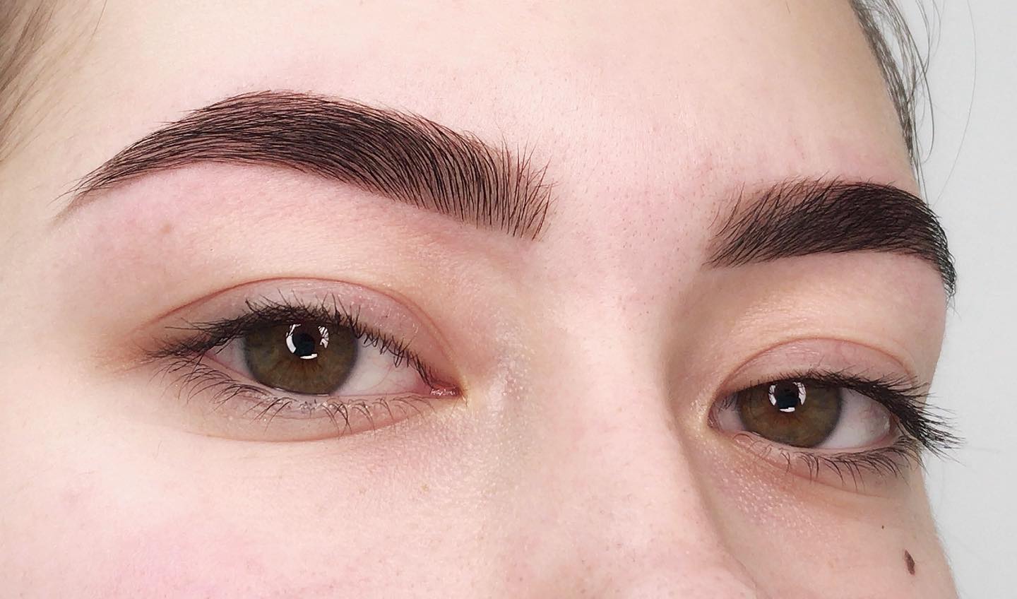 How long does the eyebrow tinting effect last? 
Leave a ? and bookmark this! 
One of the most common questions for the artist. Let’s break down what affects the longevity. 
On the hairs, the color typically lasts about 4 weeks until the hairs shed. Sometimes the color can fade if the brows were light before tinting or if you spend a lot of time in the sun. When using henna, the hairs don’t lighten. 
The durability of the effect on the skin depends on skin type (skin density, amount of oil) and external factors (contact with water, cosmetics). The dye lasts longer on dry skin, while henna works better on oilier skin. The color can stay on the skin for 5-14 days. 
If you don’t want to tint your skin, let your artist know, as you can just tint the hairs for a more natural effect. in Sand Diego, CA