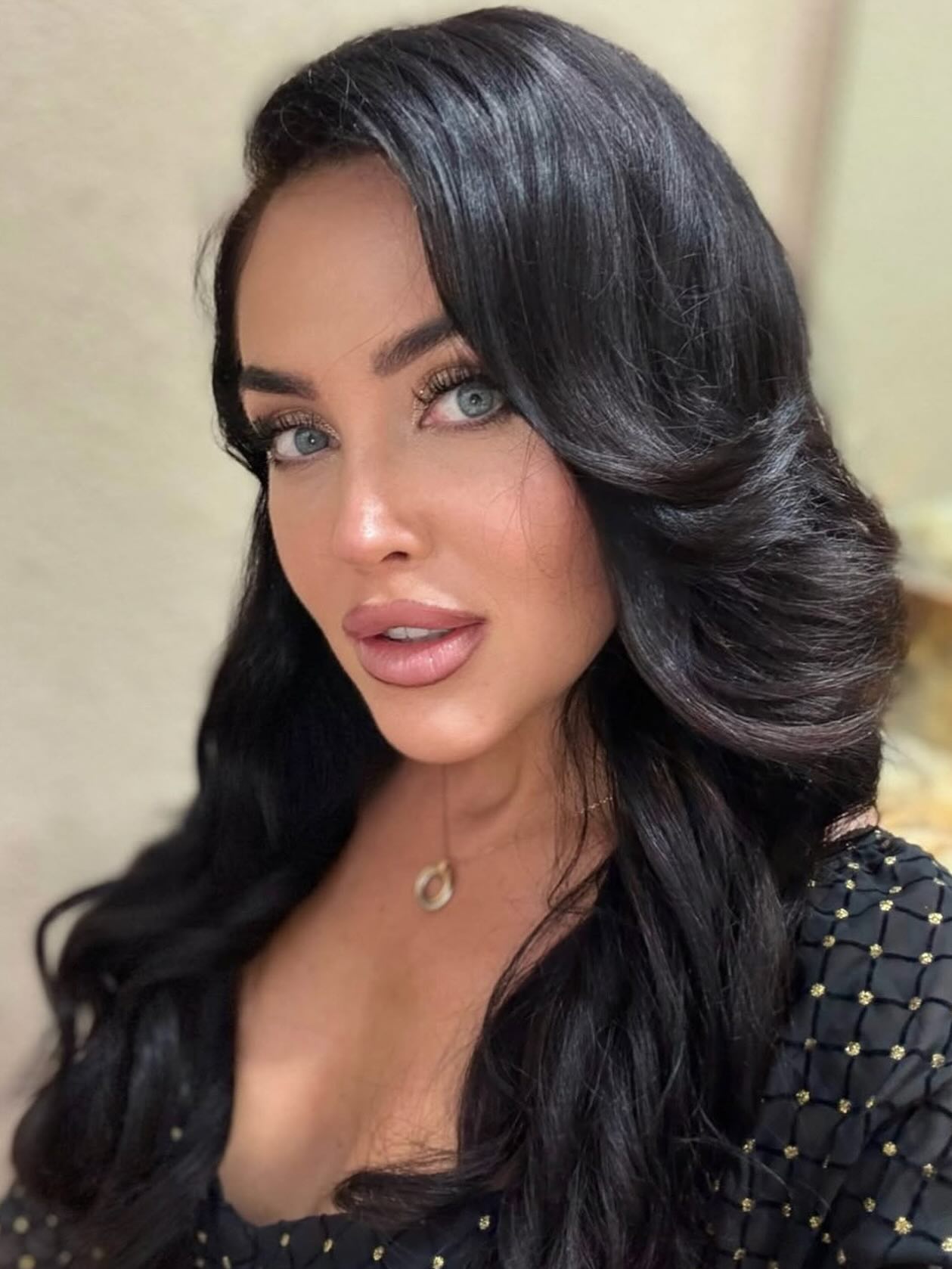 Hollywood waves, timeless elegance ✨
Transforming your look into something unforgettable! Whether it’s a special event, wedding, or a photoshoot, I create glamorous, camera-ready hairstyles and makeup tailored just for you in San Diego. 💕

📍 San Diego | DM for appointments

#HollywoodWaves #GlamHair #SanDiegoHair #SanDiegoMakeup #BridalHair #EventHair #CameraReady #GlamMakeup #прическисандиего #визажистсандиего #зачіскисандієго #макіяжсандієго #HairGoals #HairstylistSanDiego #MakeupArtistSanDiego #WavesForDays in Sand Diego, CA