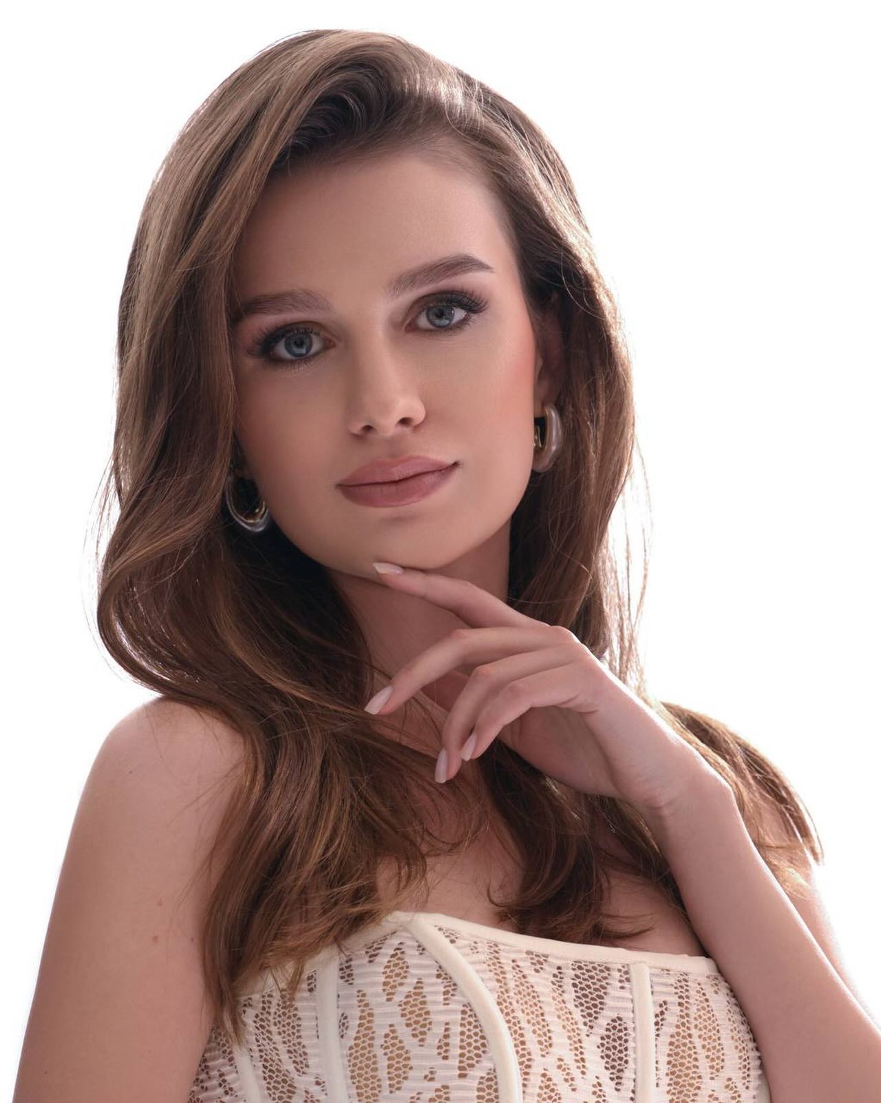 Prom night is a moment you’ll remember forever ✨
Your makeup and hair should make you feel confident, radiant, and truly YOU — not overdone, not uncomfortable, just perfectly polished.

For prom, I focus on:
• flawless, long-lasting makeup
• hairstyles that hold all night (from photos to the dance floor)
• a look that complements your dress, features, and personality

Based in San Diego, I create soft glam to more defined looks — always timeless, elegant, and camera-ready.
Prom bookings are limited 💕
Link in bio to reserve your date.

Photographer @elenagretchman 
Makeup and hairstyle @vika_komarik 

#SanDiegoMakeupArtist #SanDiegoMUA #PromMakeupSanDiego
#PromHairSanDiego SanDiegoPro in Sand Diego, CA