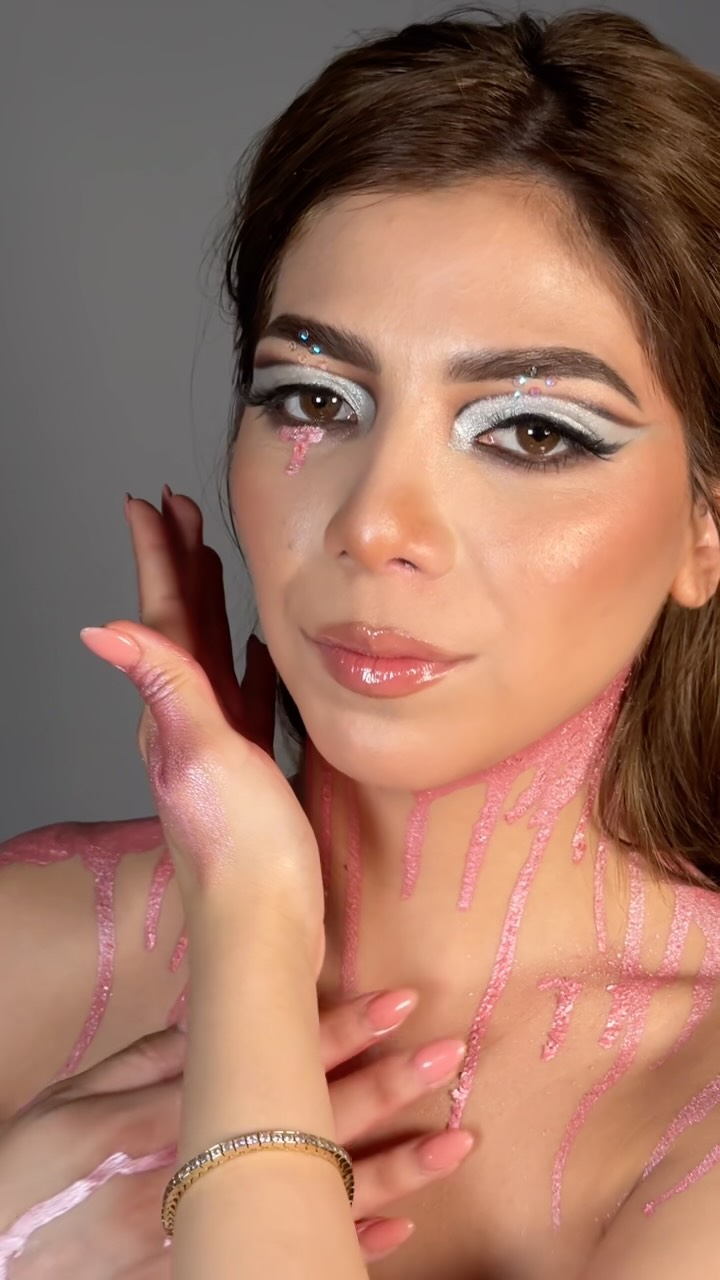 Sometimes creative makeup is more than just a look.
It gives an artist the freedom to let go of familiar patterns, step outside the usual boundaries, and explore new perspectives through imagination.
A little fantasy can open the mind to something completely unexpected. 
Learning from creative and professional @mua_miller_viktoryia in Sand Diego, CA